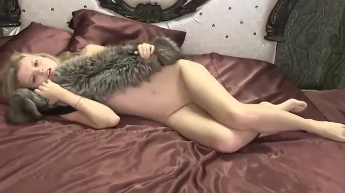 Innocent looking skinny babe is on her bed having virtual sex