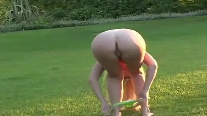 Chubby babe is working out in her back yard and shows her pussy hole