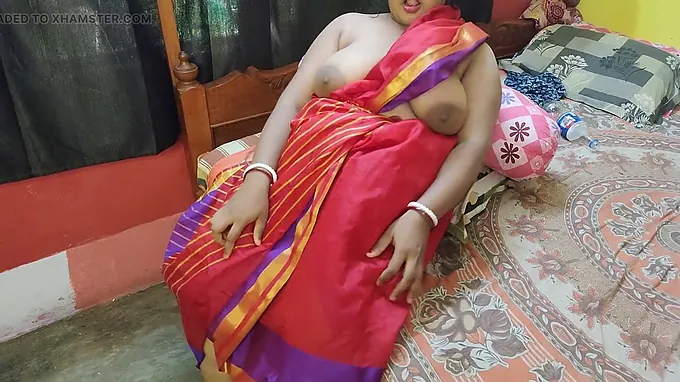 Super-fucking-hot Indian wifey Sridevi Opens up Her Cunt In Bedroom