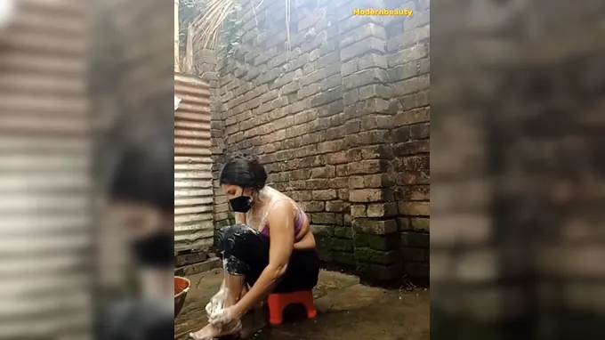 See Bhabi, the steamy Desi MUMMY, flaunt her extraordinaire figure in the tub with her fat bumpers and donk!