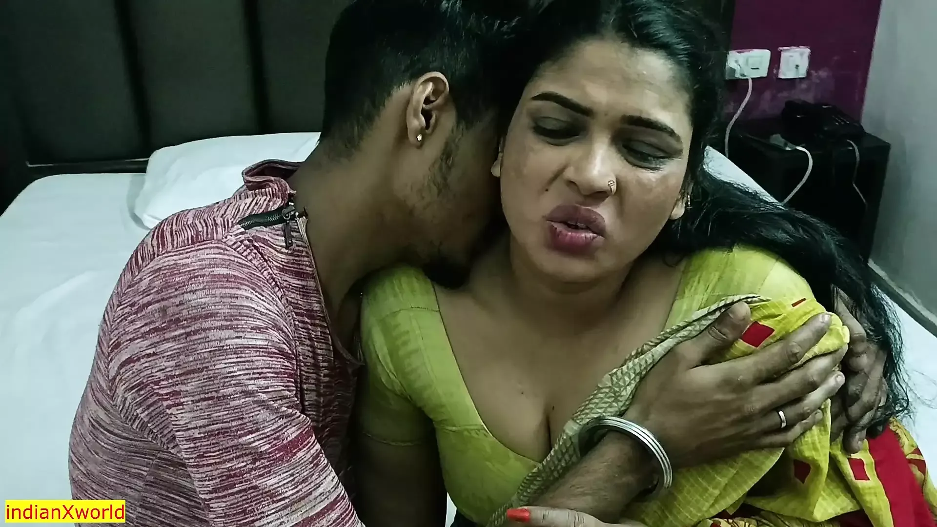 Killer Bhabhi and her mechanic get frolic on camera! - XLX.XXX
