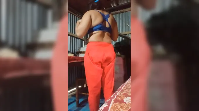 Akhi's outstanding assets juggles as she delights herself with her thumbs