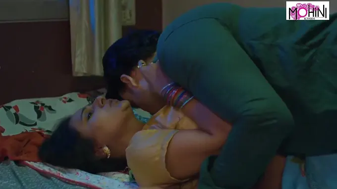 Steamy Indian wifey Mohinilaxmi gets her youthfull bf to satiate her cooch by getting plumbed rear end-fashion