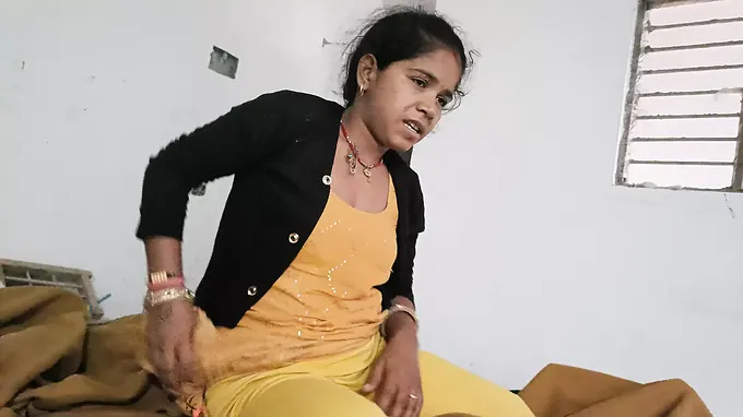Observe as Ki Chudai's Indian bhabhi masseur finger and rubdown her humungous mammories in a warm Indian bhabhi rubdown