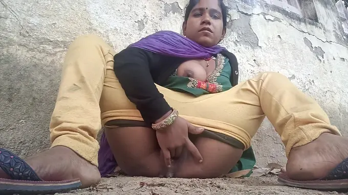 Witness Indian Bhabhi get her snatch and cootchies humid and ultra-kinky in a homemade peeing session