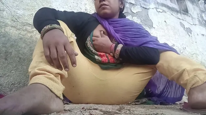 Witness Indian Bhabhi get her snatch and cootchies humid and ultra-kinky in a homemade peeing session