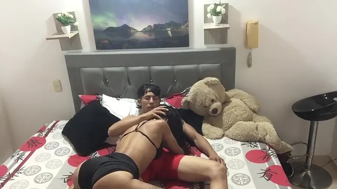 Vanessa Waner entices her step-sister-in-law with her stellar clothing & gets a rock hard peck on her noggin