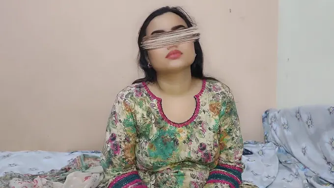Molten Desi Hijabi Stepsister-Bhabi Ko Pail Diya gets a pearly surprise from her hijab-wearing stepmom