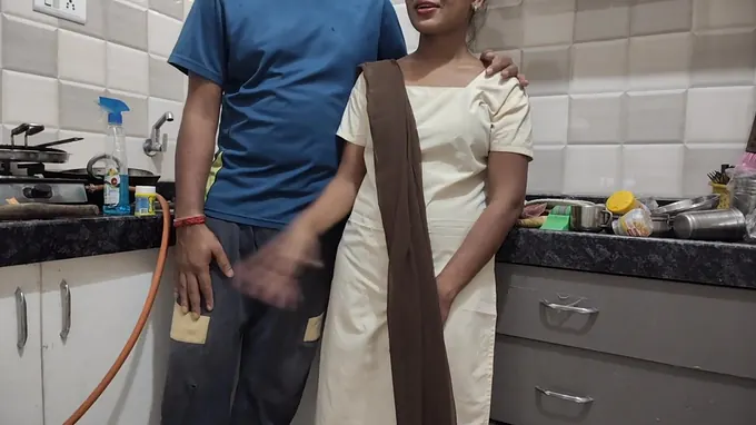 Indian COUGAR Mumbai Ashu heads naughty on her lecturer's ginormous prick in the kitchen