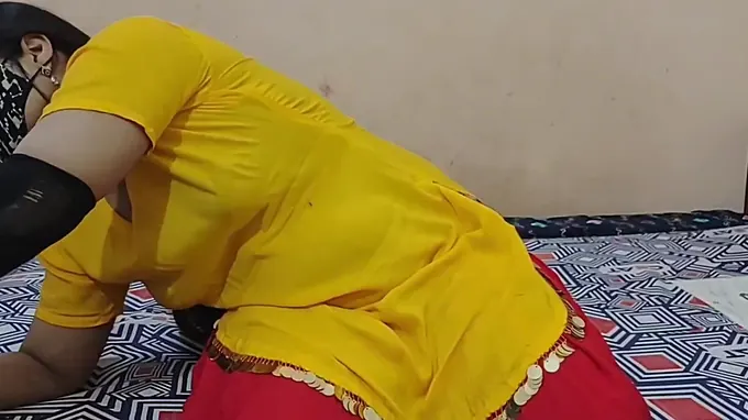 Desi MUMMY Bhabi gets her cock-squeezing vagina banged by her crazy Pakistani neighbor