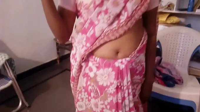 Indian Bhabhi saree gets moist and kinky after a steaming bathtub session