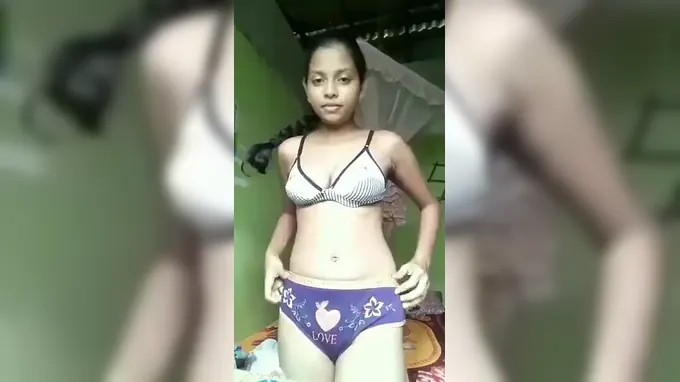 Desy girl masturbating