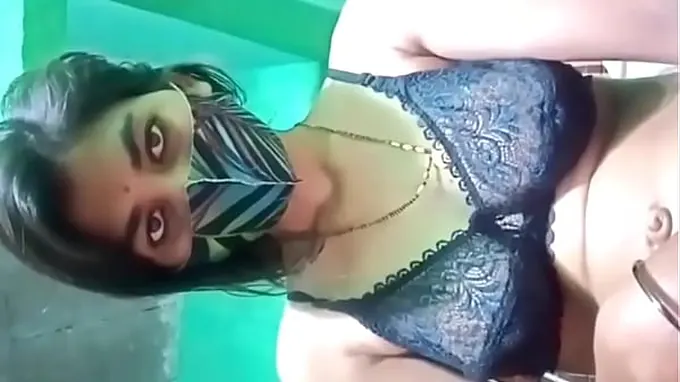 Desi granny finger fucks herself in hot homemade video