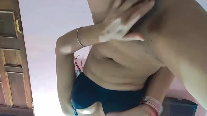 Indian village girl flashes her pussy in hot Desi bihari action - MMS