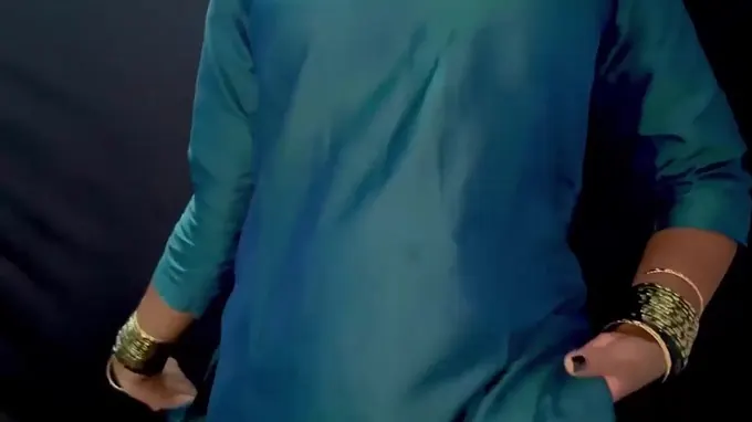 Desi Indian Aunty flaunts her hot muff & fun bags in a hot homemade video