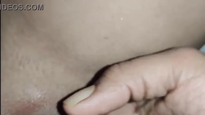 Sexy Indian chick gets her pussy finger-blasted in gonzo vid