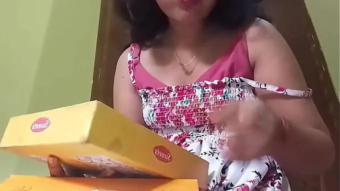 Hot Desi village girl flaunts her slit for Desi movie lovers to drool over