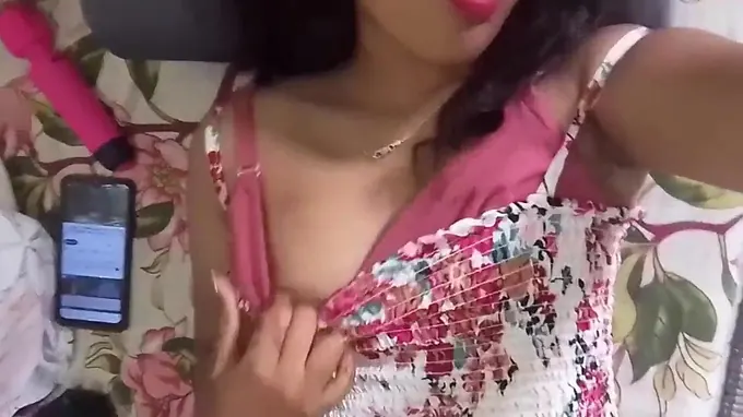 Hot Desi village girl flaunts her slit for Desi movie lovers to drool over
