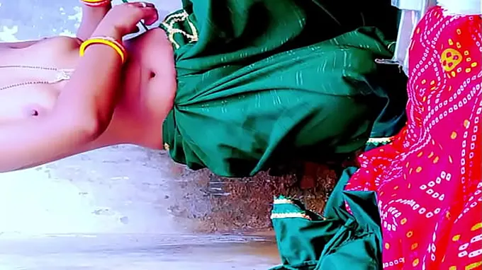 Hot Indian Bhabhi flaunts her desi curves in hot MMS video