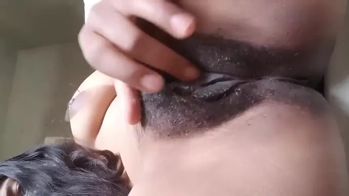 Sexy Indian babe flashes her pussy in hot MMS video