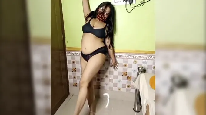Step-sister coochie gets fingered and licked in hot Desi MMS video