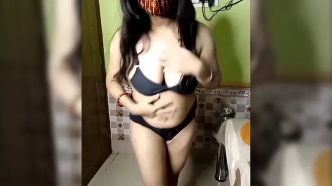 Step-sister coochie gets fingered and licked in hot Desi MMS video