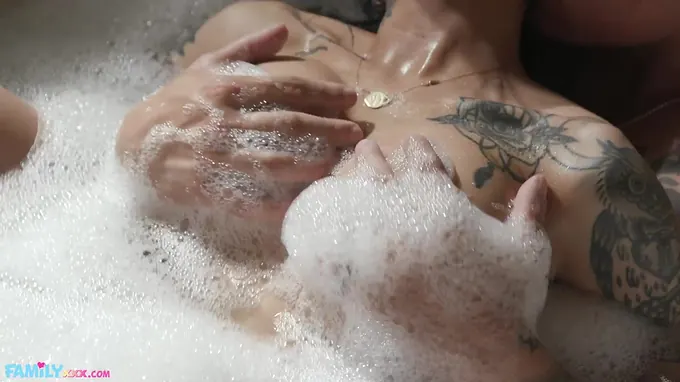 Stunner Gold & Victor Ray's horny three way: Stepmommy's balls are tonicced with jism!