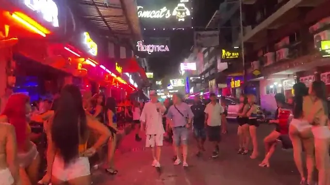 Crimson Light Pattaya: Thai bar dolls hook up with gogo cocksluts in bar good honies madness!