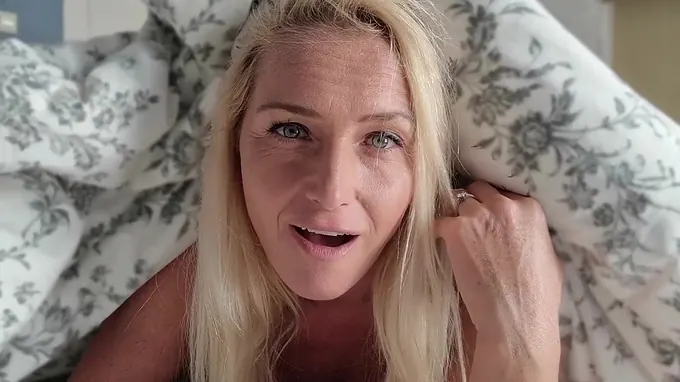 Kathia Nobili & her girlfriend share a super hot night in the couch