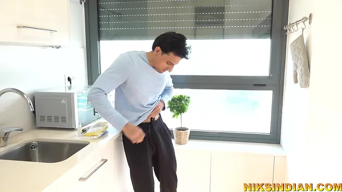 Plumber romps Indian Bhabhi's Indian booty with his phat member in sizzling Indian audio