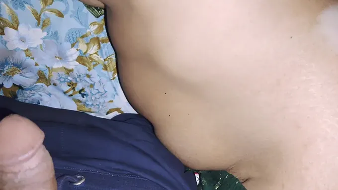 Desi Brit Bhabhi and Indian Mature Bhabi hook up during their late night desi Indian hookups