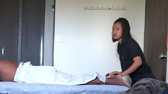Witness Rasiya Begum get a super-fucking-hot massage & a surprise finishing from bulldick