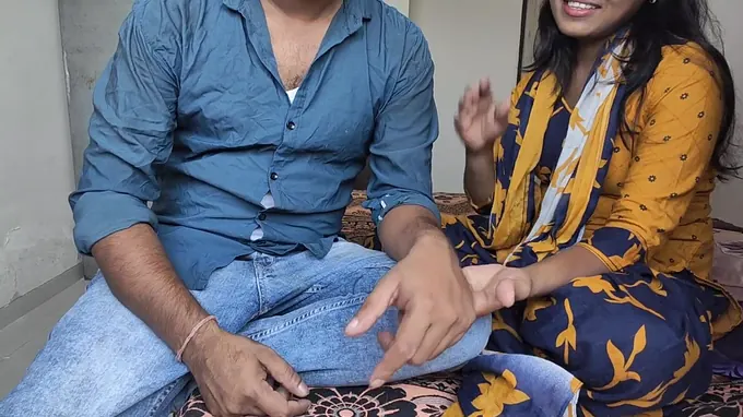 Desi Indian bhabhi Mumbai Ashu tempts her proprietor with super-hot hook-up