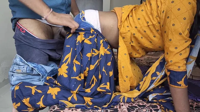 Desi Indian bhabhi Mumbai Ashu tempts her proprietor with super-hot hook-up