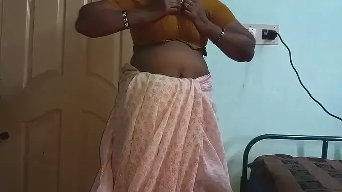 Mallu Aunty's hot fingerblasting & selfies will make your dick rock hard in daddy-in-law's mouth