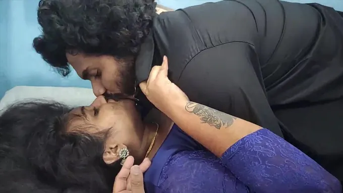 Steaming Desi Aunty in Saree Fucky-fucky: Mind-deepthroating Tamil Aunty gets Picked by delivery guy in steaming