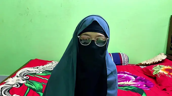 Desi Aunty begs for a cumshot after getting her ass licked by a killer dame
