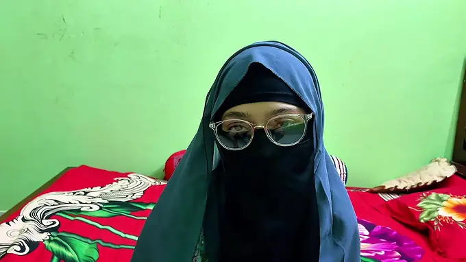 Desi Aunty begs for a cumshot after getting her ass licked by a killer dame