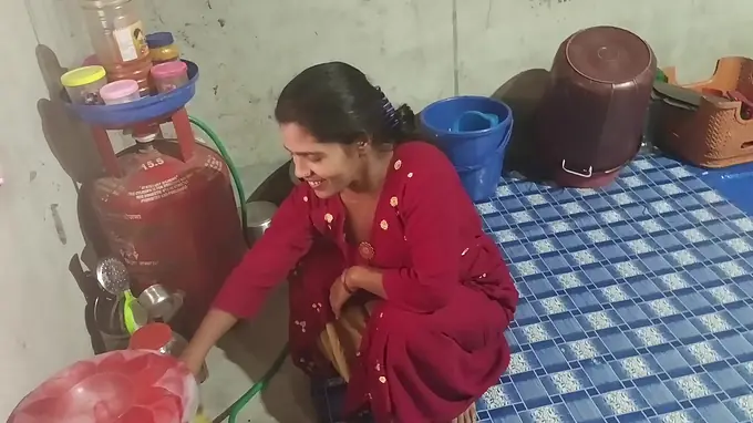 Desi Aunty, the 18-year-old Indian housewife, fucks and fucks hard in homemade anal sex tape