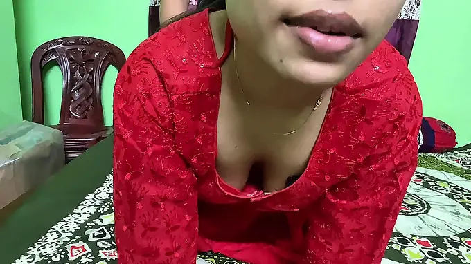 Desi Aunty satisfies her young desires with the help of a subjugated