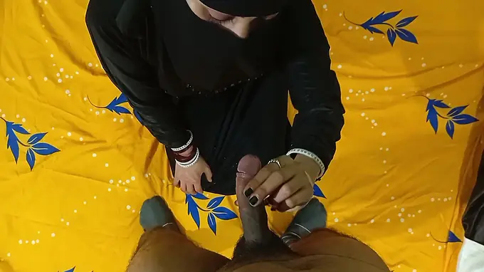 Desi Aunty gets kinky with officer's weenie in hijab & foot fetish frenzy