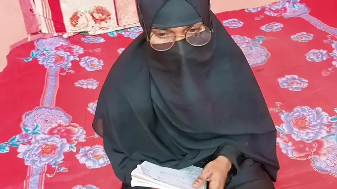 Desi Aunty fucks hard & deep with her schoolteacher while her palace is empty
