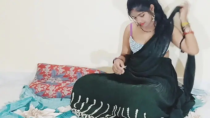 Desi Aunty gets her tight ass fingered and licked in hot hook-up video