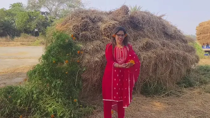 Desi Aunty's Indian housewife wife loves blowing and getting pounded in outdoor gig and udder action