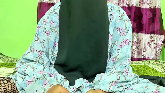 Desi Aunty's horny stepson gives her a hard pounding & loves the romantic menstruation