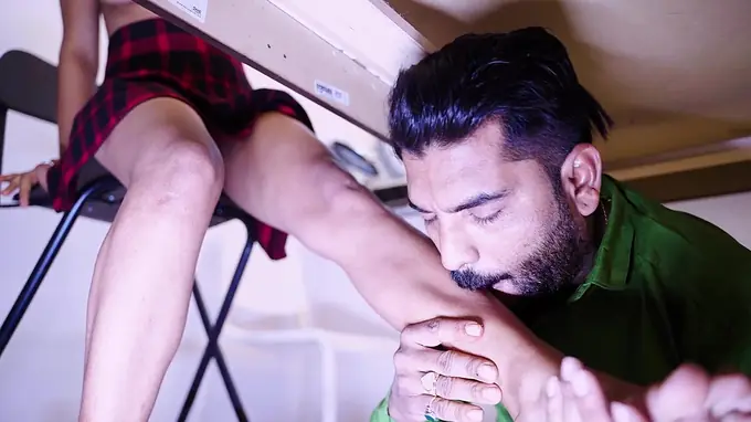 Sexy Desi Aunty takes on her office guy's hard cock in hot bhabhi sex video