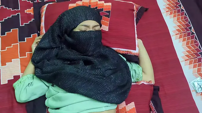 Stepmom Bhabhi goes wild with her manservant in hot homemade video