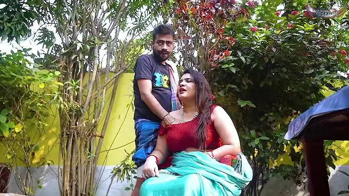 DESI MALLU BHABHI XXX SCREW WITH LOCAL MASON WHEN SHE WAS ALONE AT HOME TOTAL VIDEO ( HINDI AUDIO