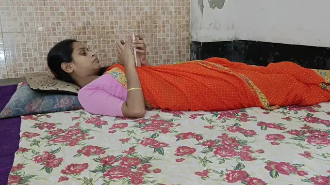 Bhabhi in saree gets her ass rammed by her spouse in rough homemade sex video