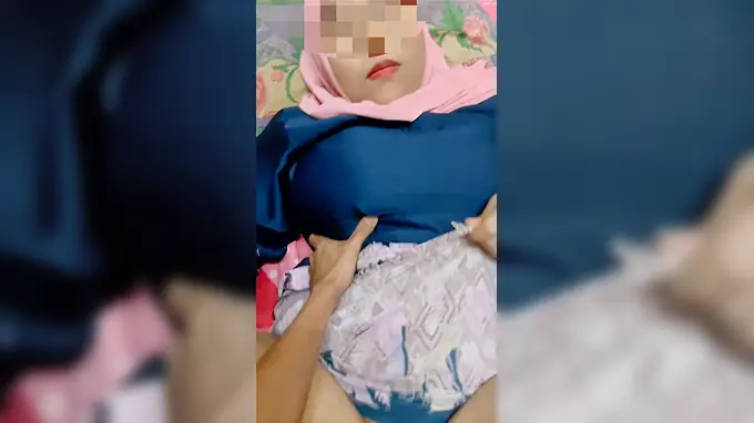 Chubby Malay wifey invites her new friend to have a raunchy threesome in her apartment